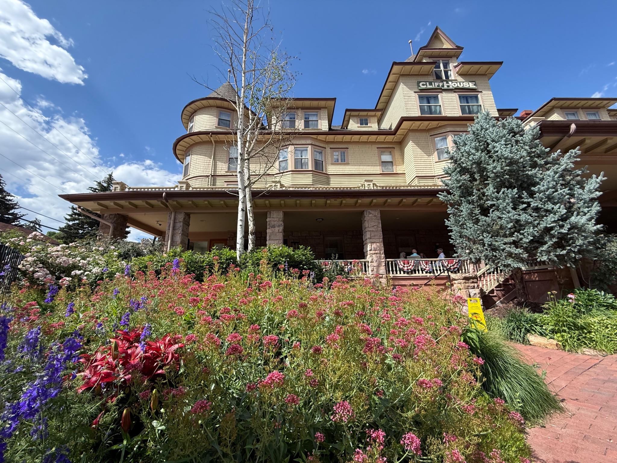 The Cliff House: Rocky Mountain Bliss - Luxe Beat Magazine, image size:2048x1536